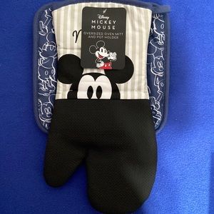 Mickey Mouse oven mitt set NWT